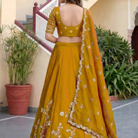 Lehenga collection "Dipriya" - Jaune mourtarde doré