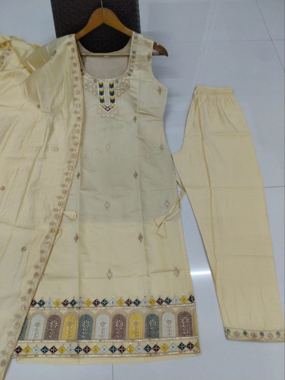 Punjabi "Amaya" - Blanc cassé