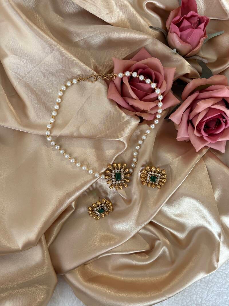 Parure ras de cou "Maharani Flower" Emeraude